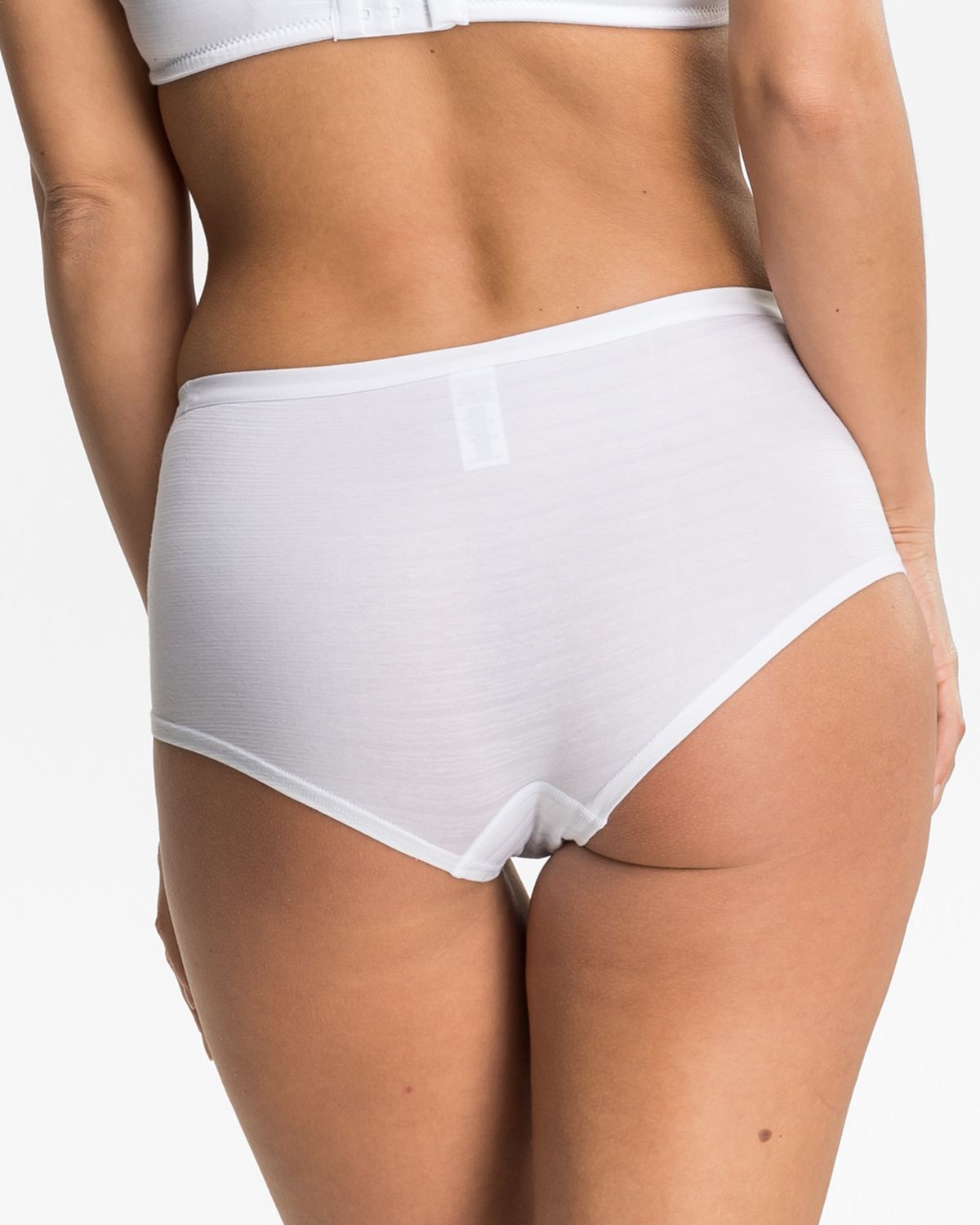 Model trägt Pant in weiß aus der Serie Cotton&More, Ansicht von hinten.