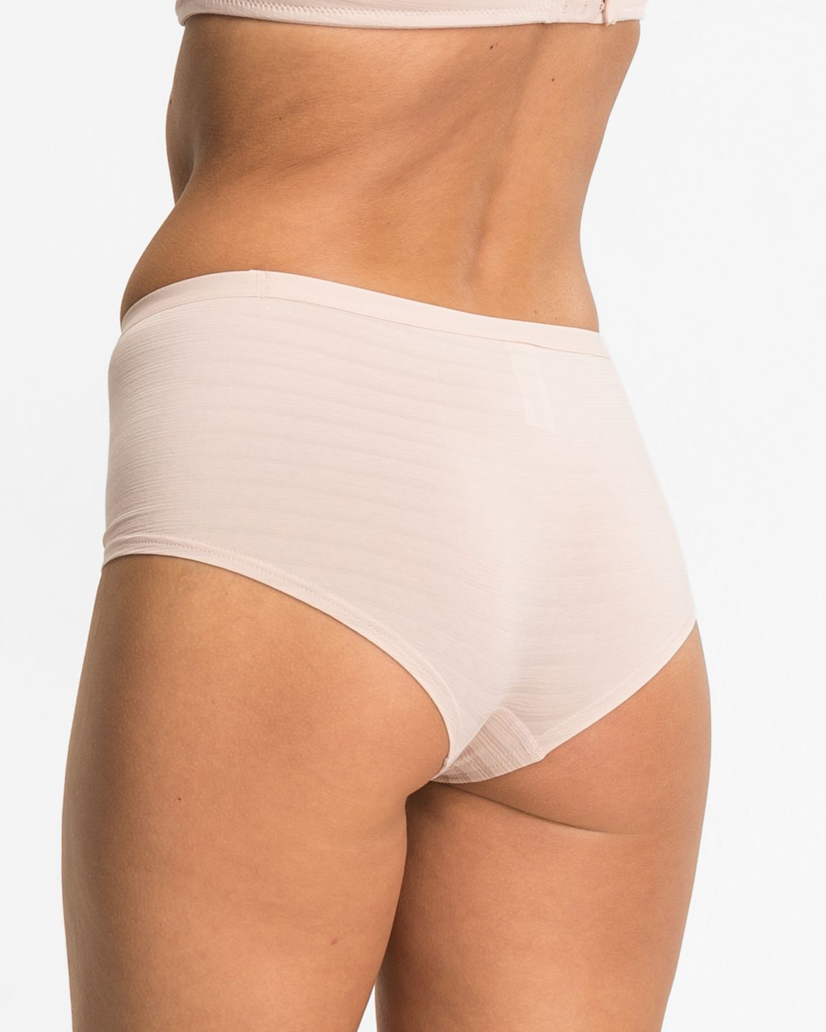 Model trägt Pant in honey aus der Serie Cotton&More, Ansicht von hinten.