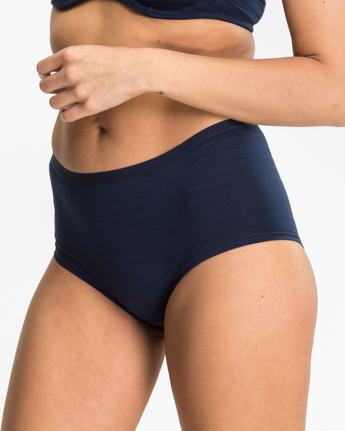 Model trägt Pant in blueberry aus der Serie Cotton&More, Ansicht von vorne.