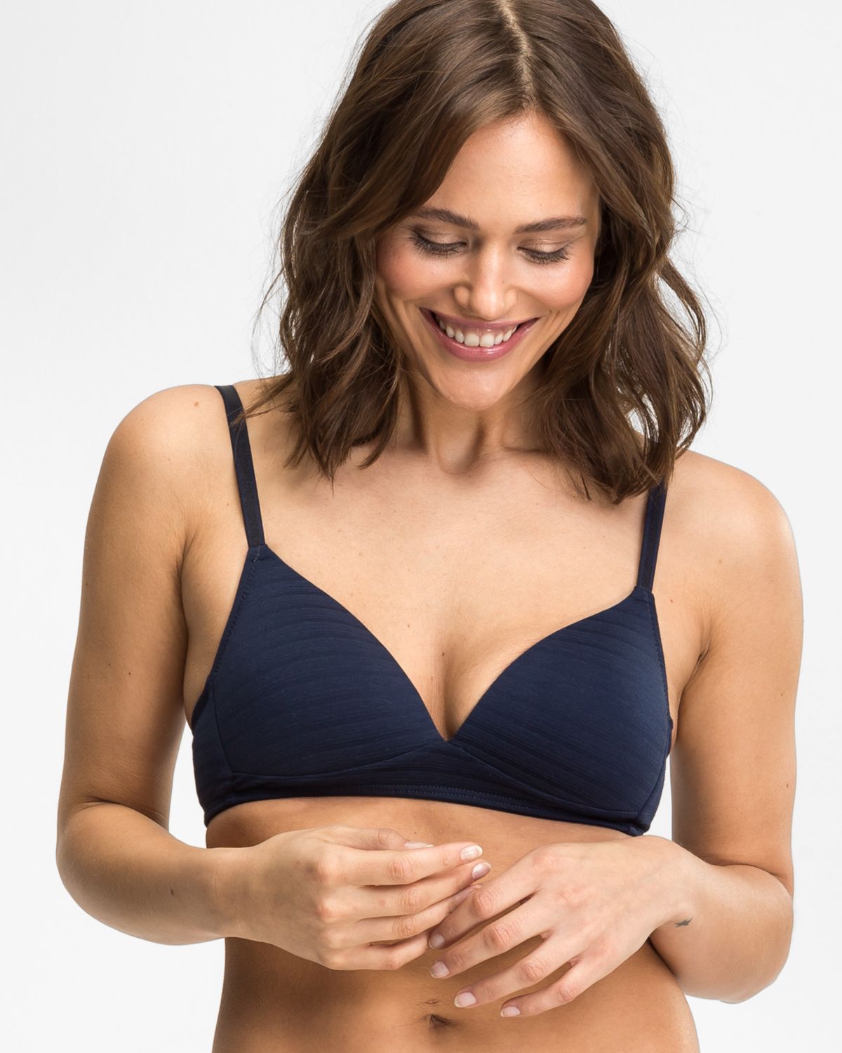 Model trägt Schalen BH Triangle in blueberry aus der Serie Cotton&More, Ansicht von vorne.