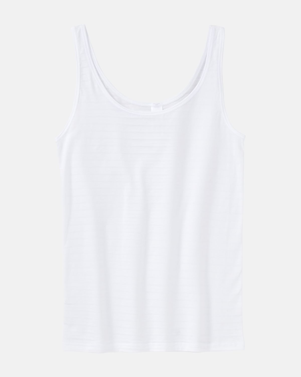 Achselhemd in weiß aus der Serie Cotton&More, flach auf einer Oberfläche liegend.