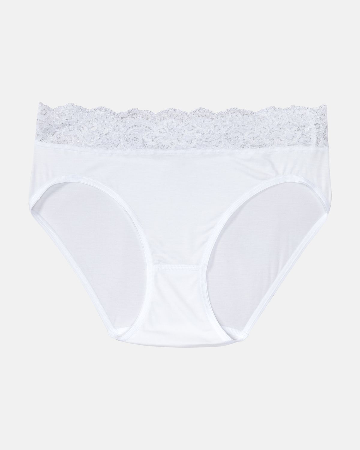 Bikinislip in weiß aus der Serie Sensuelle Lace, flach auf einer Oberfläche liegend.