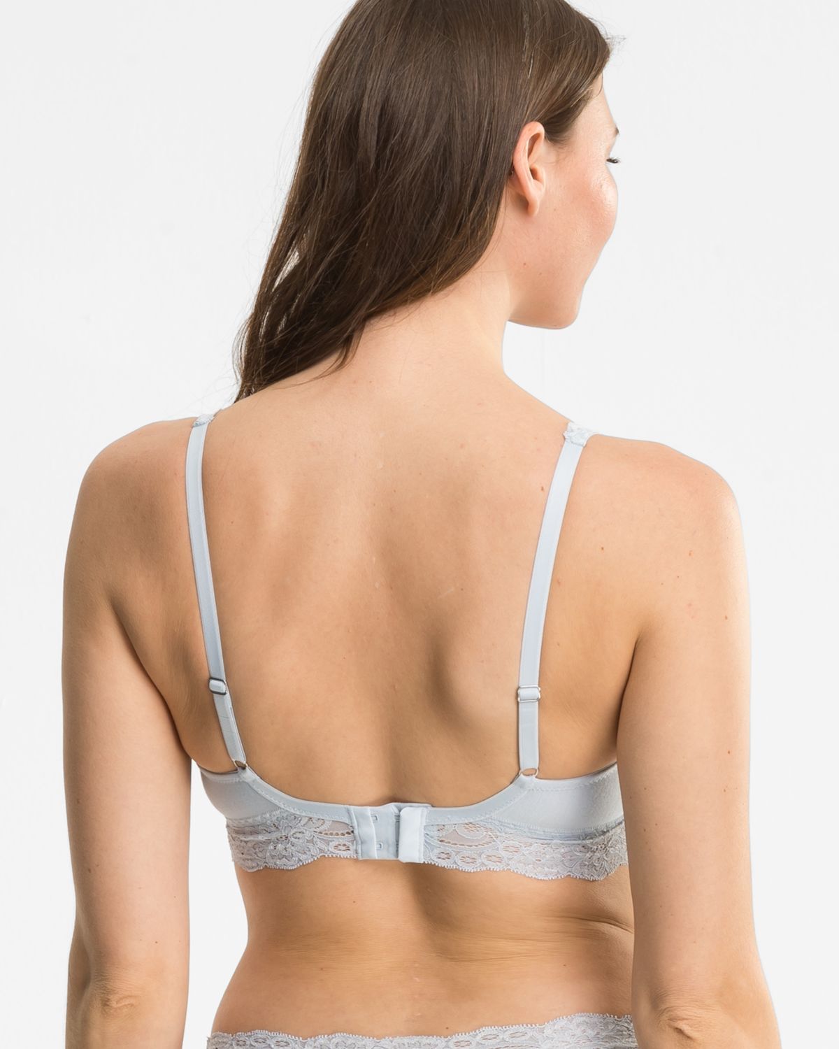 Model trägt Bügel BH Longline in silbergrau aus der Serie Sensuelle Lace, Ansicht von hinten.