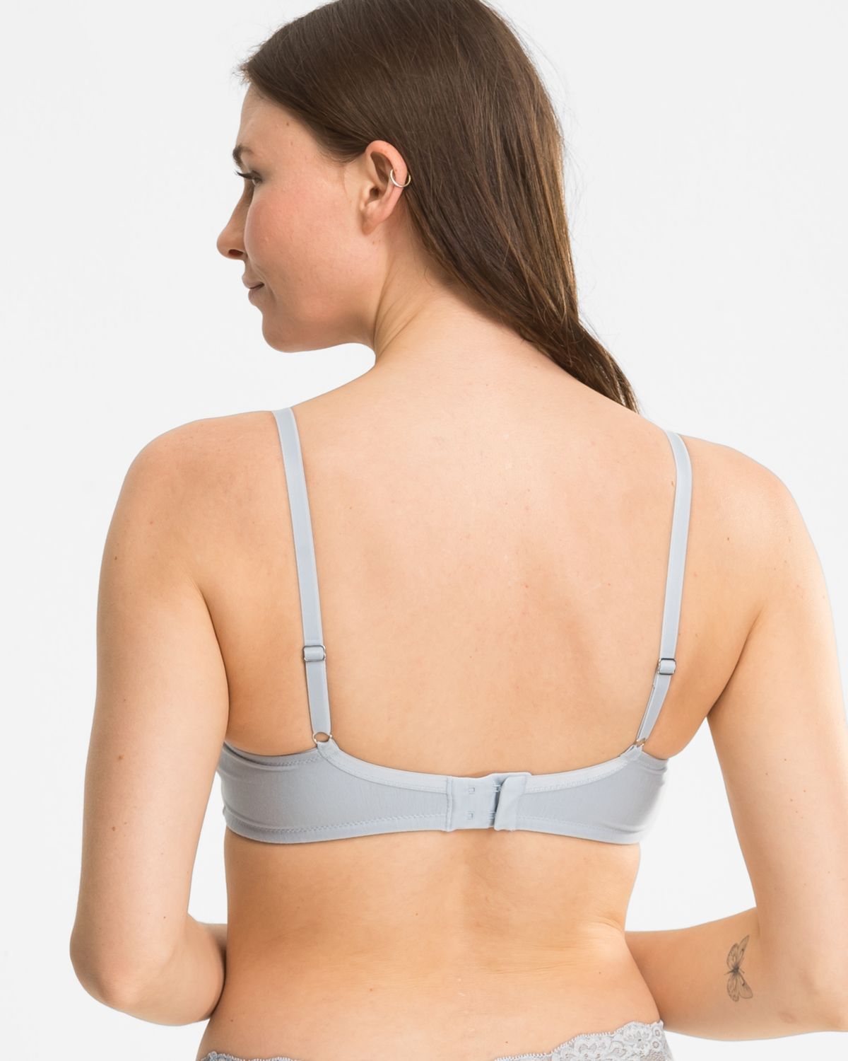Model trägt Schalen BH non wired in silbergrau aus der Serie Sensuelle Lace, Ansicht von hinten.