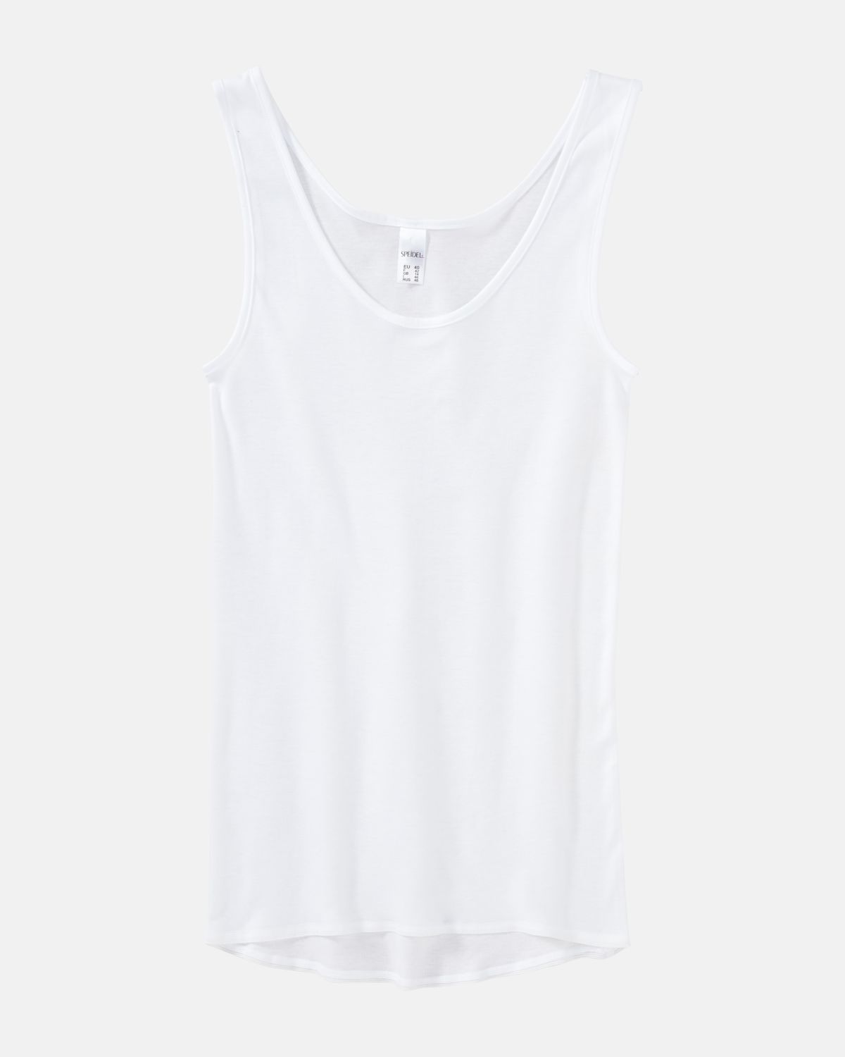 Achselhemd in weiß aus der Serie Britta, flach auf einer Oberfläche liegend.