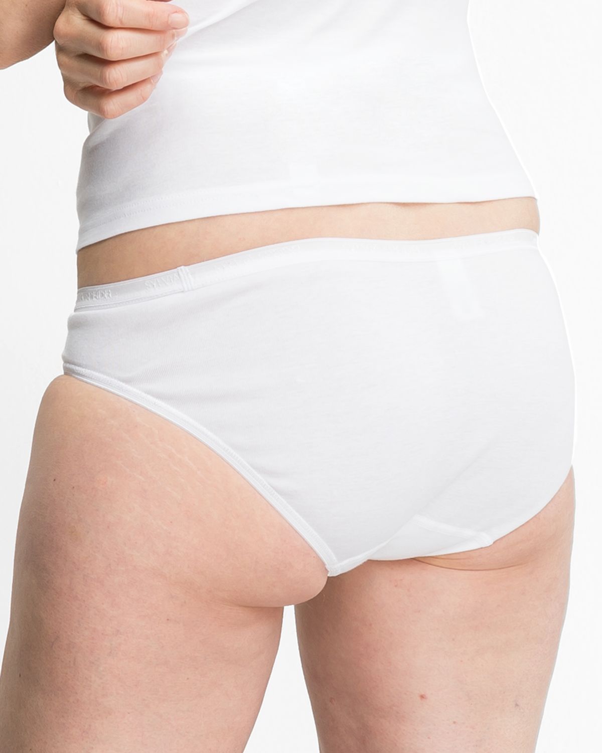 Model trägt Minislip in weiß aus der Serie Silke, Ansicht von hinten.
