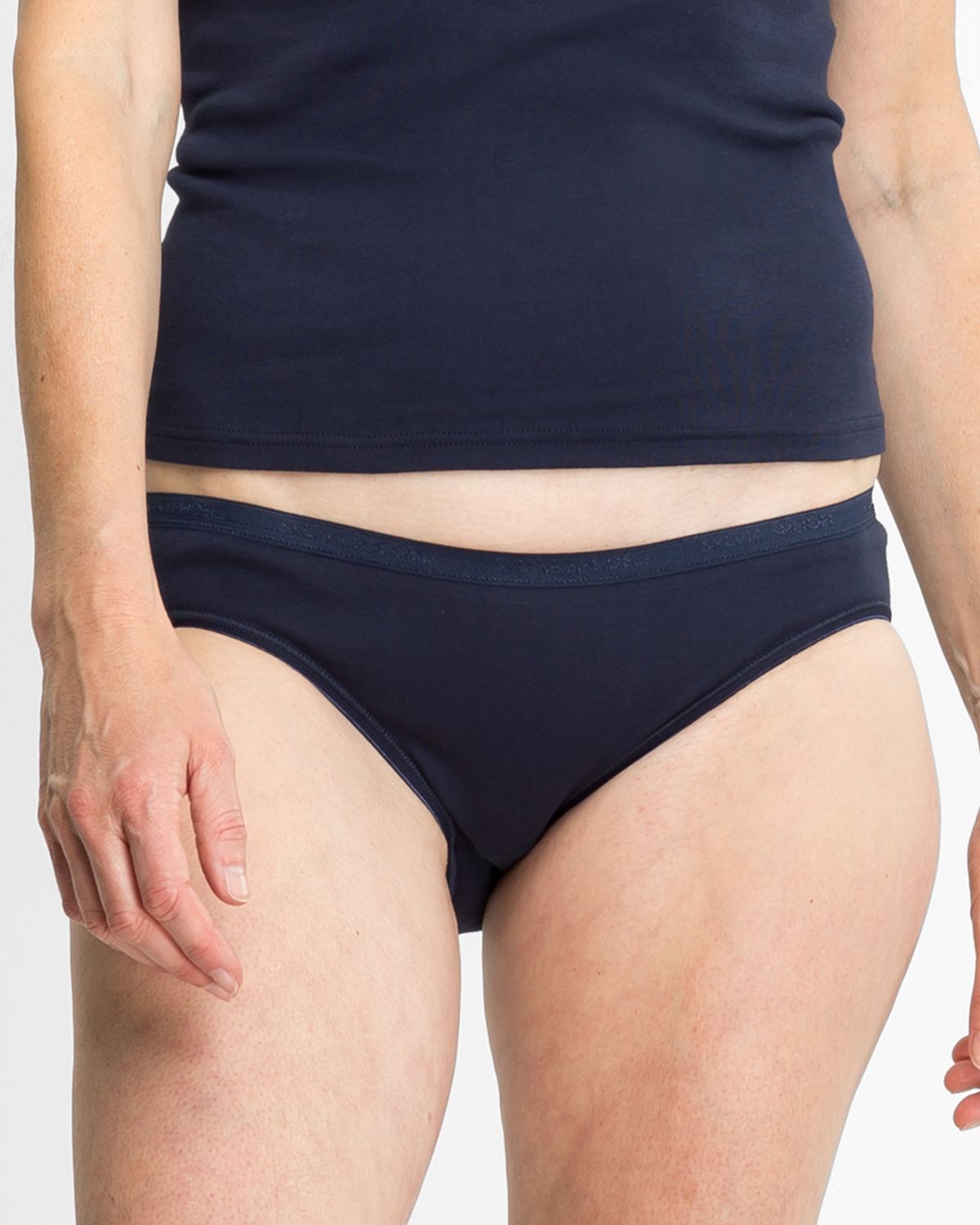 Model trägt Minislip in blueberry aus der Serie Silke, Ansicht von vorne.