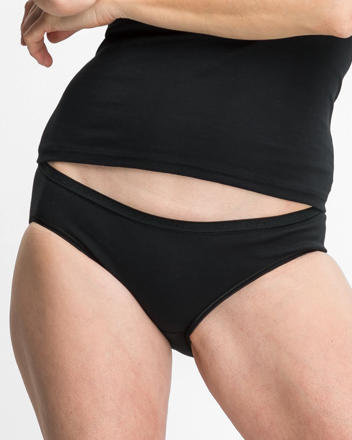 Model trägt Minislip in schwarz aus der Serie Silke, Ansicht von vorne.