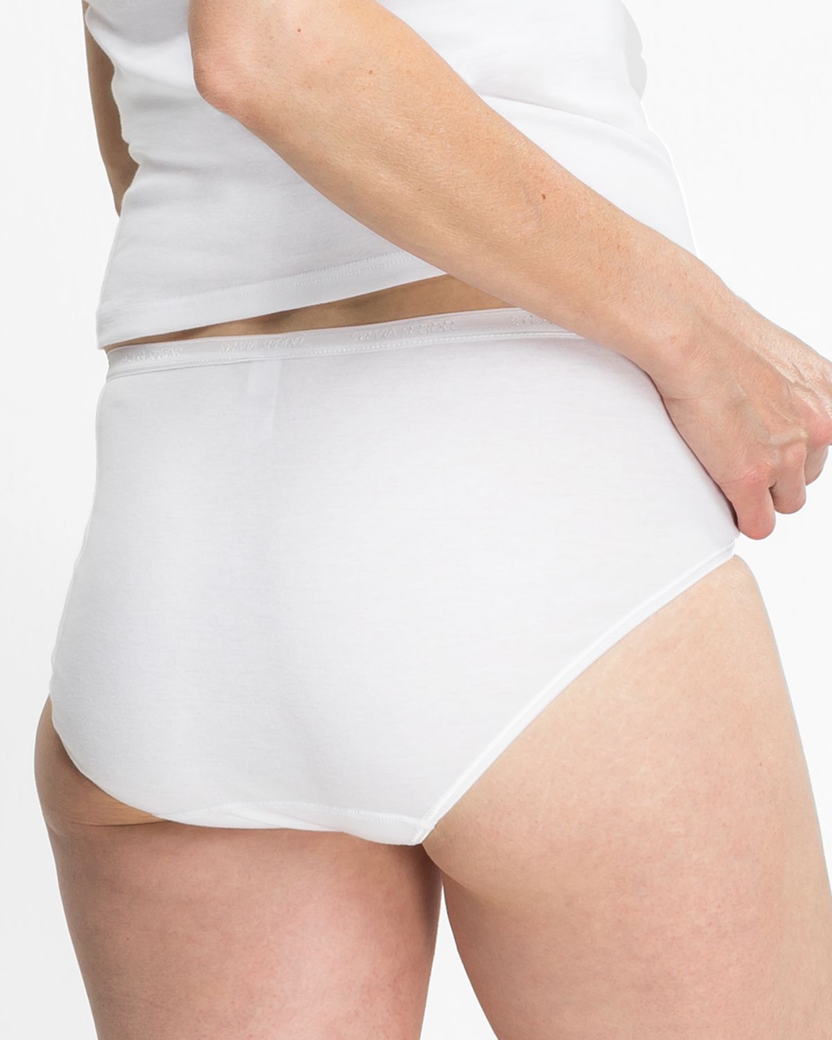 Model trägt Maxislip in weiß aus der Serie Silke, Ansicht von hinten.