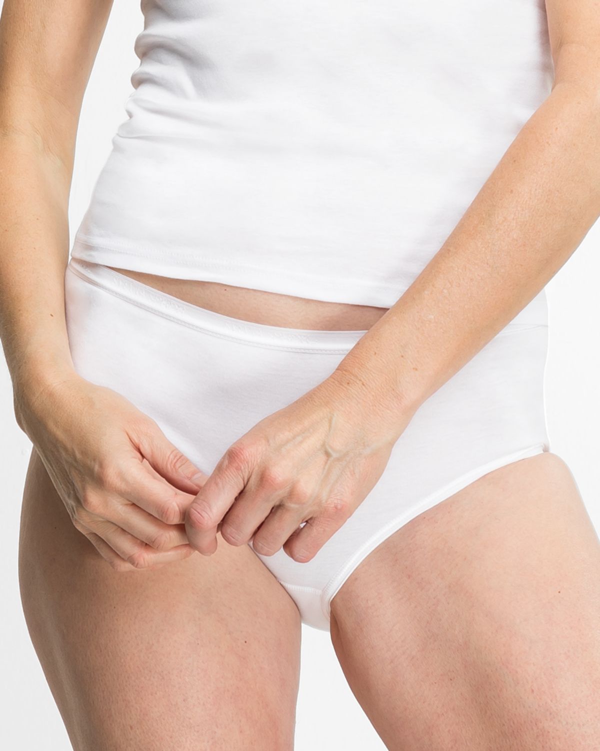 Model trägt Maxislip in weiß aus der Serie Silke, Ansicht von vorne.