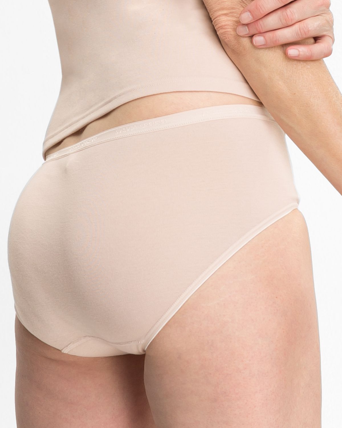 Model trägt Maxislip in honey aus der Serie Silke, Ansicht von hinten.