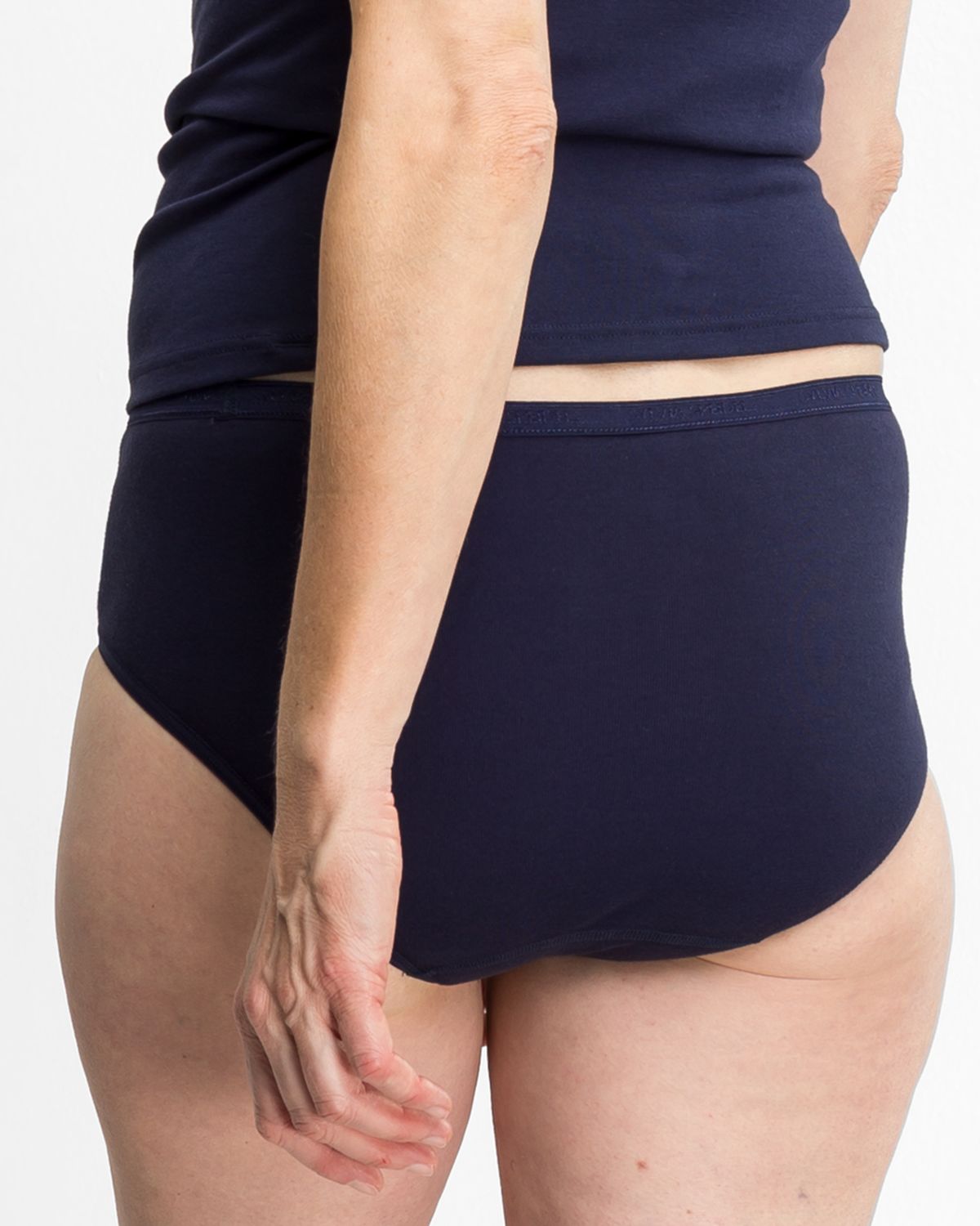 Model trägt Maxislip in blueberry aus der Serie Silke, Ansicht von hinten.