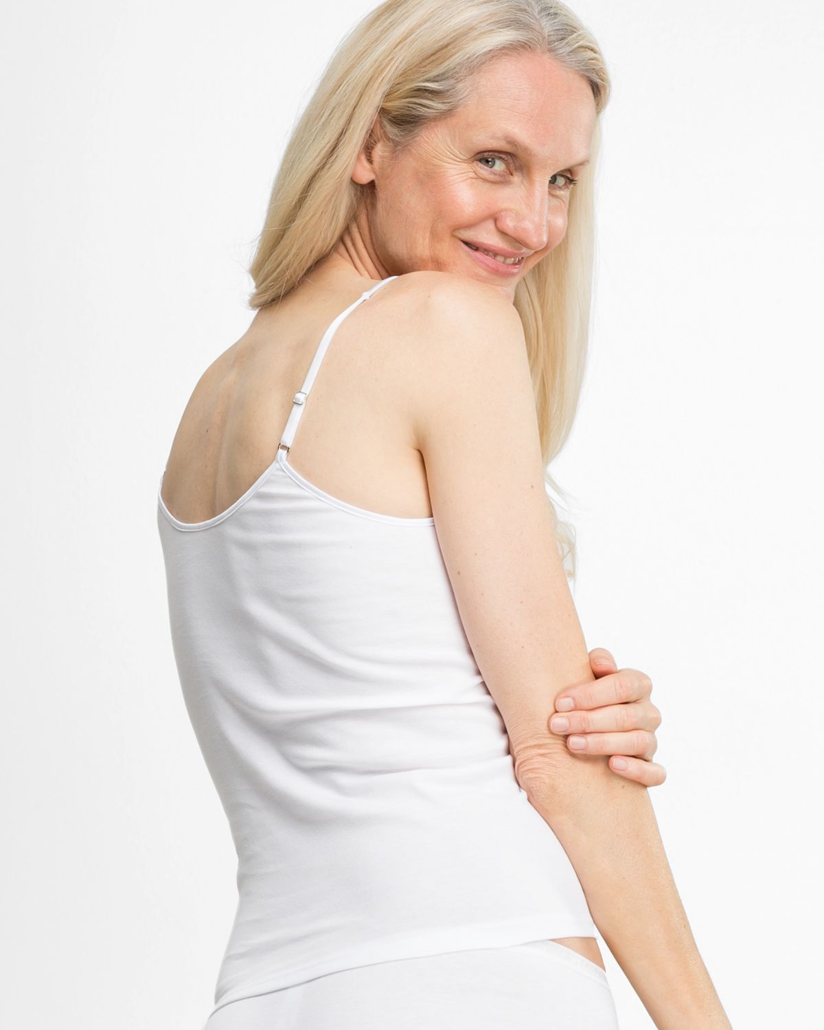 Model trägt Hemd in weiß aus der Serie Silke, Ansicht von hinten.