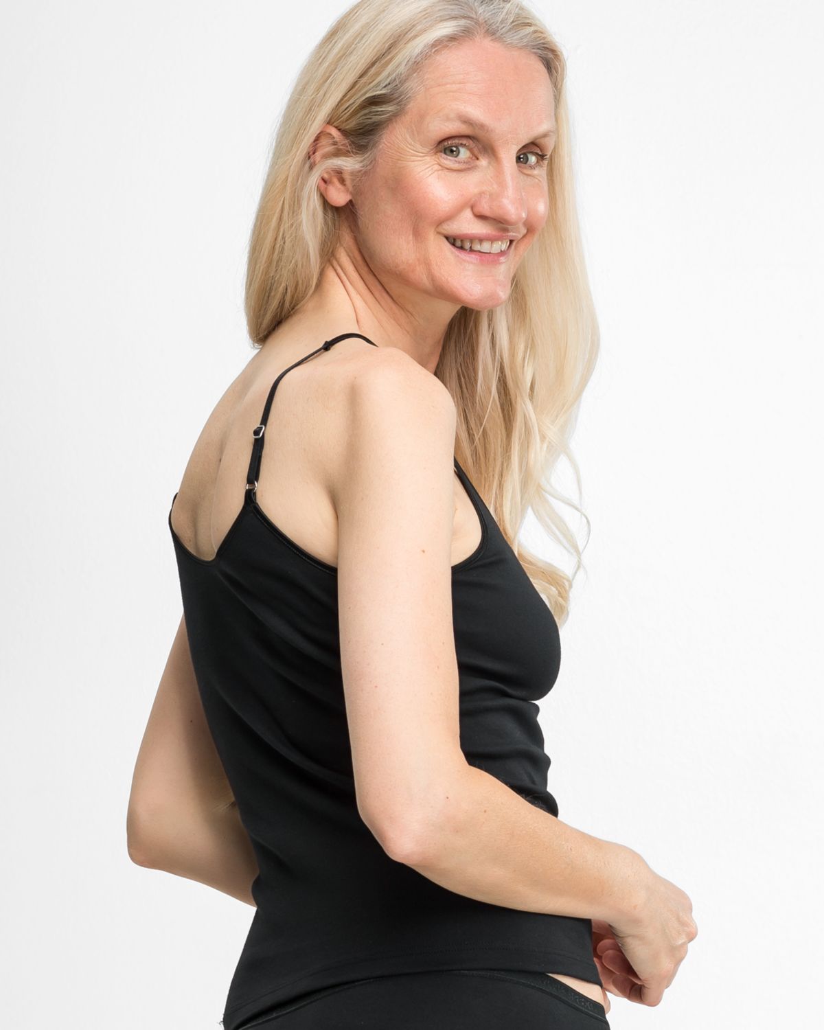 Model trägt Hemd in schwarz aus der Serie Silke, Ansicht von hinten.