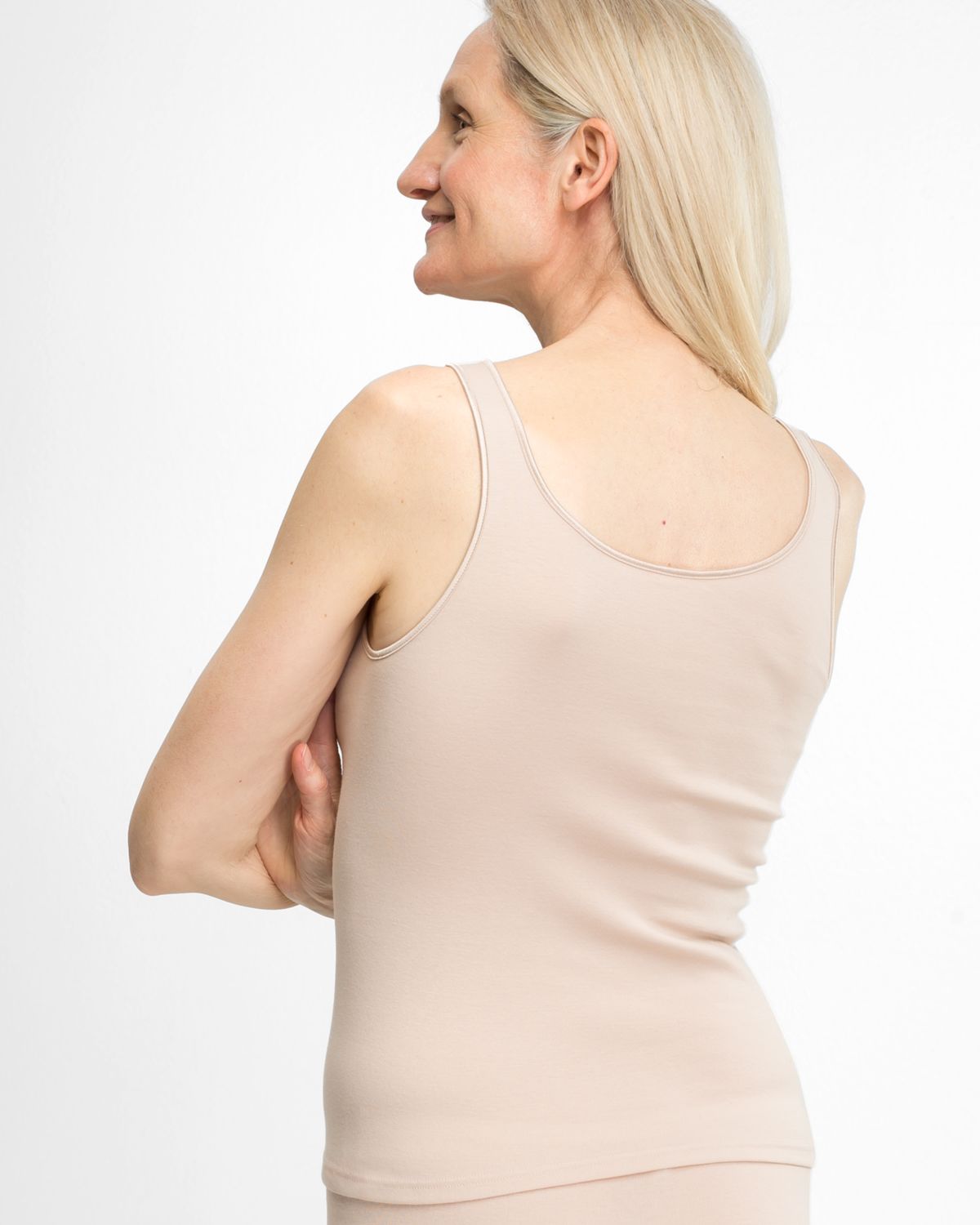 Model trägt Achselhemd in honey aus der Serie Silke, Ansicht von hinten.