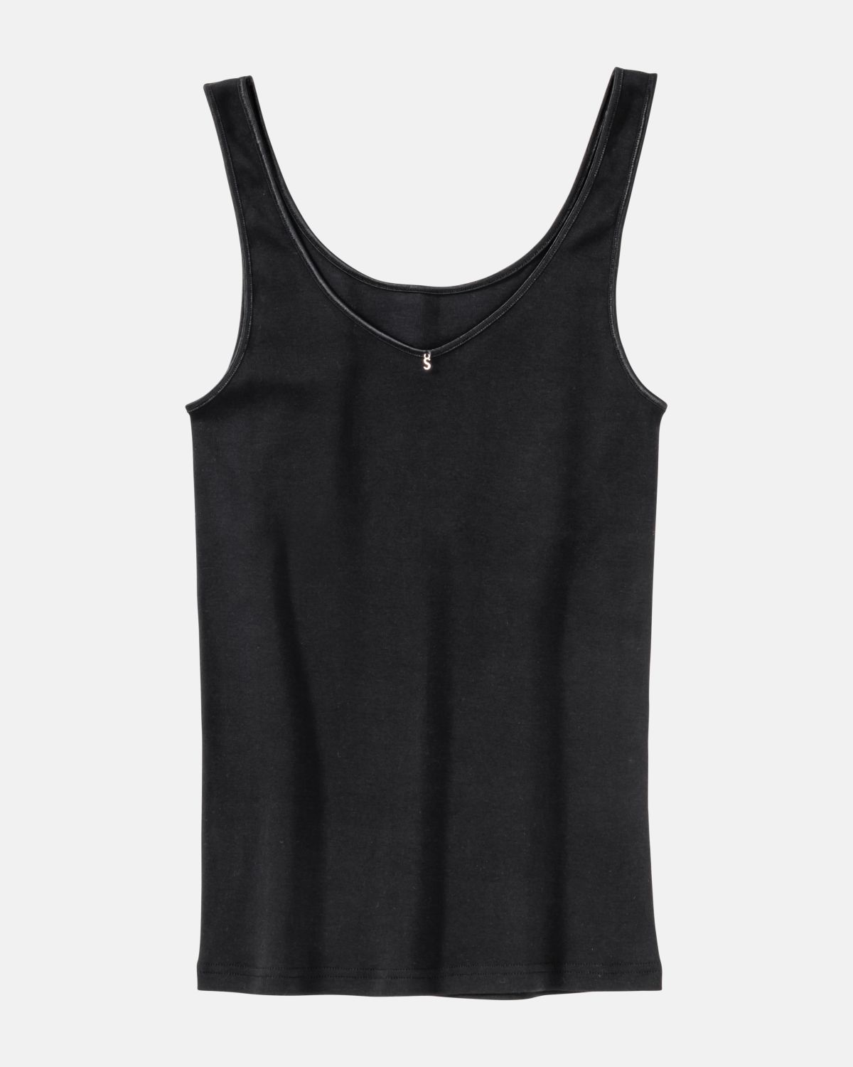 Achselhemd in schwarz aus der Serie Silke, flach auf einer Oberfläche liegend.