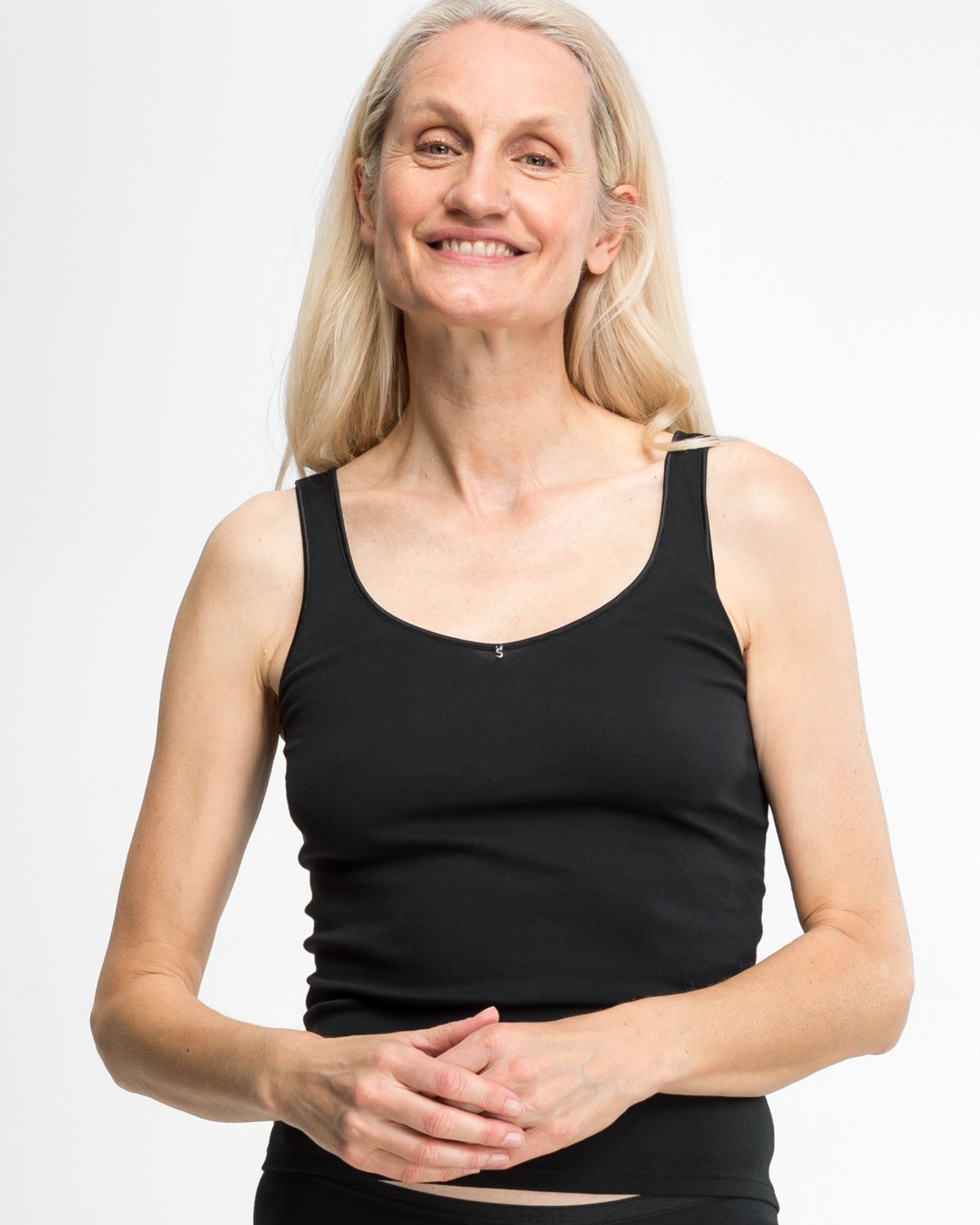 Model trägt Achselhemd in schwarz aus der Serie Silke, Ansicht von vorne.