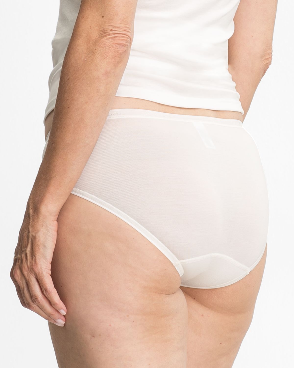 Model trägt Hüftslip in elfenbein aus der Serie Sofia, Ansicht von hinten.