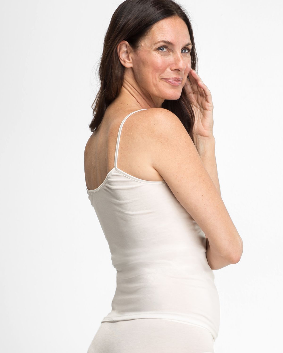 Model trägt Hemd in elfenbein aus der Serie Sofia, Ansicht von hinten.