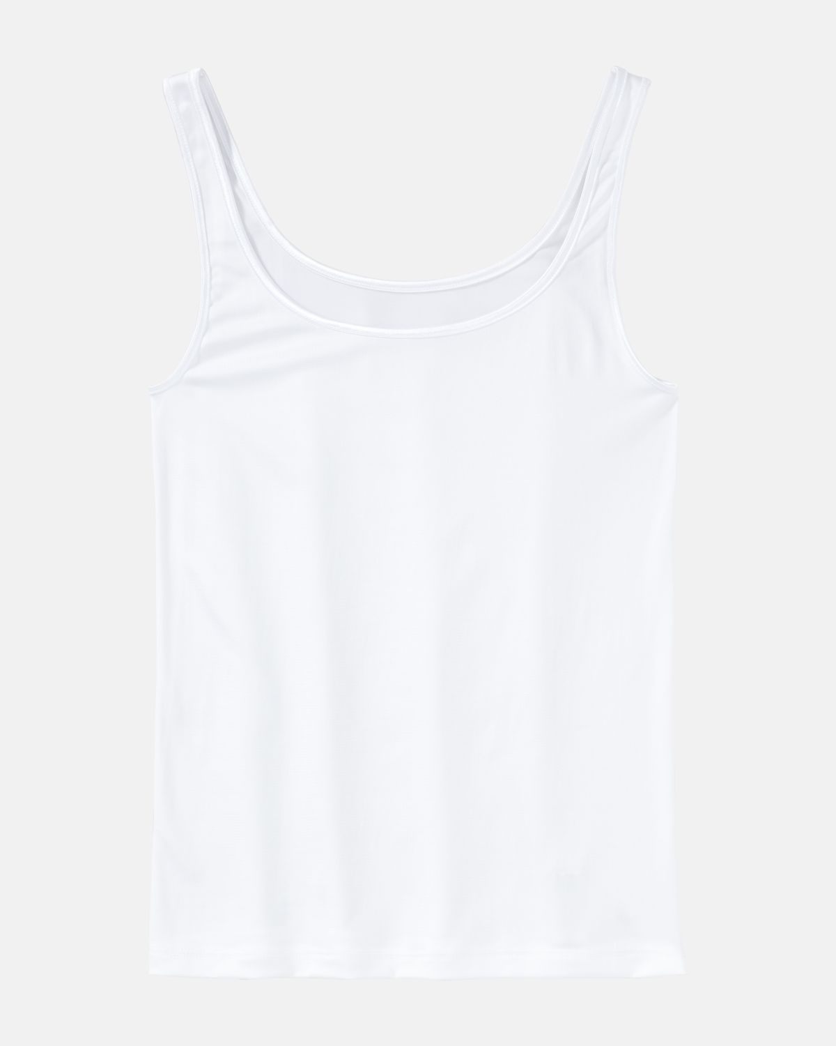 Trägerhemd in weiß aus der Serie Selma, flach auf einer Oberfläche liegend.