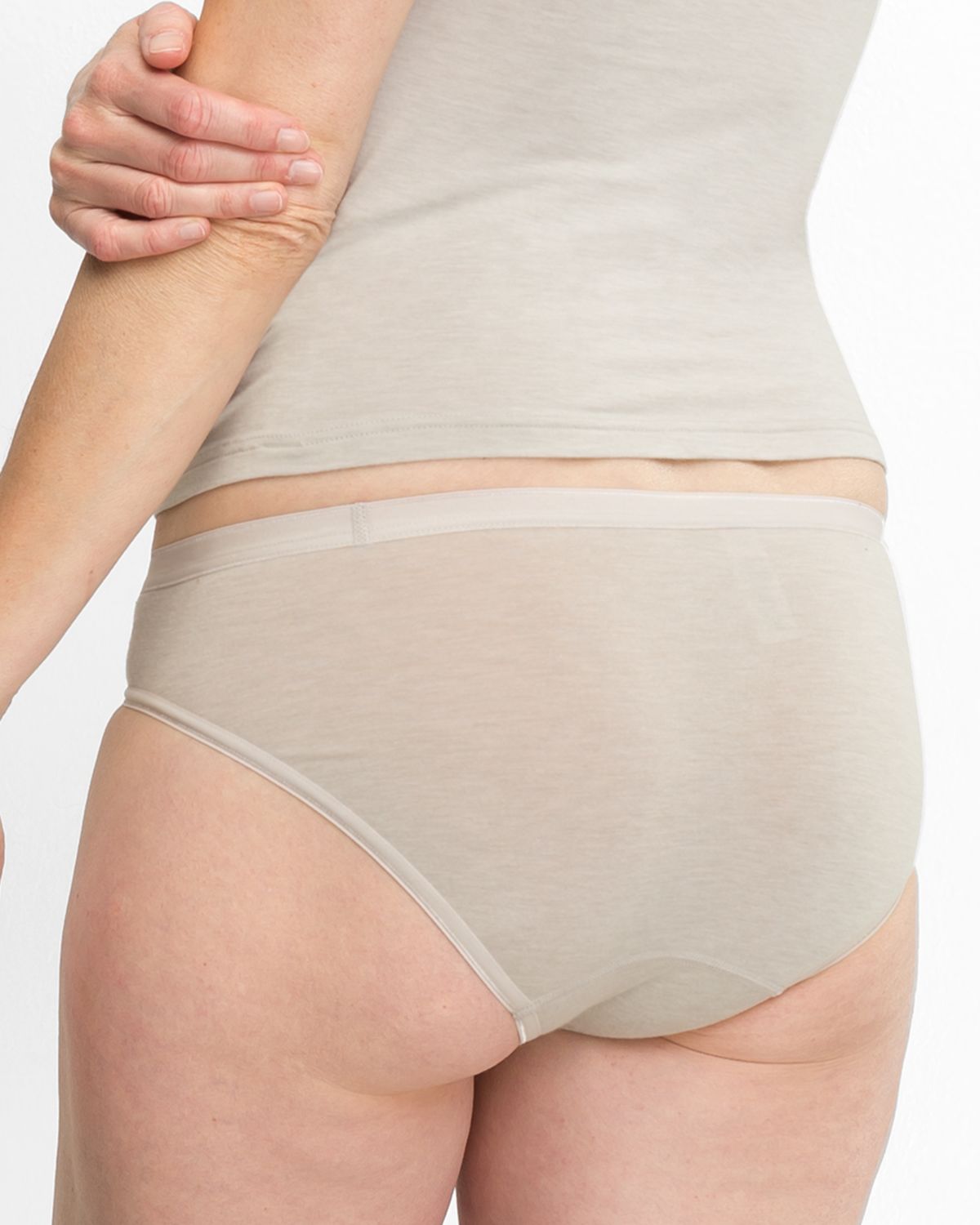 Model trägt Minislip in ginger mélé aus der Serie Swenja, Ansicht von hinten.