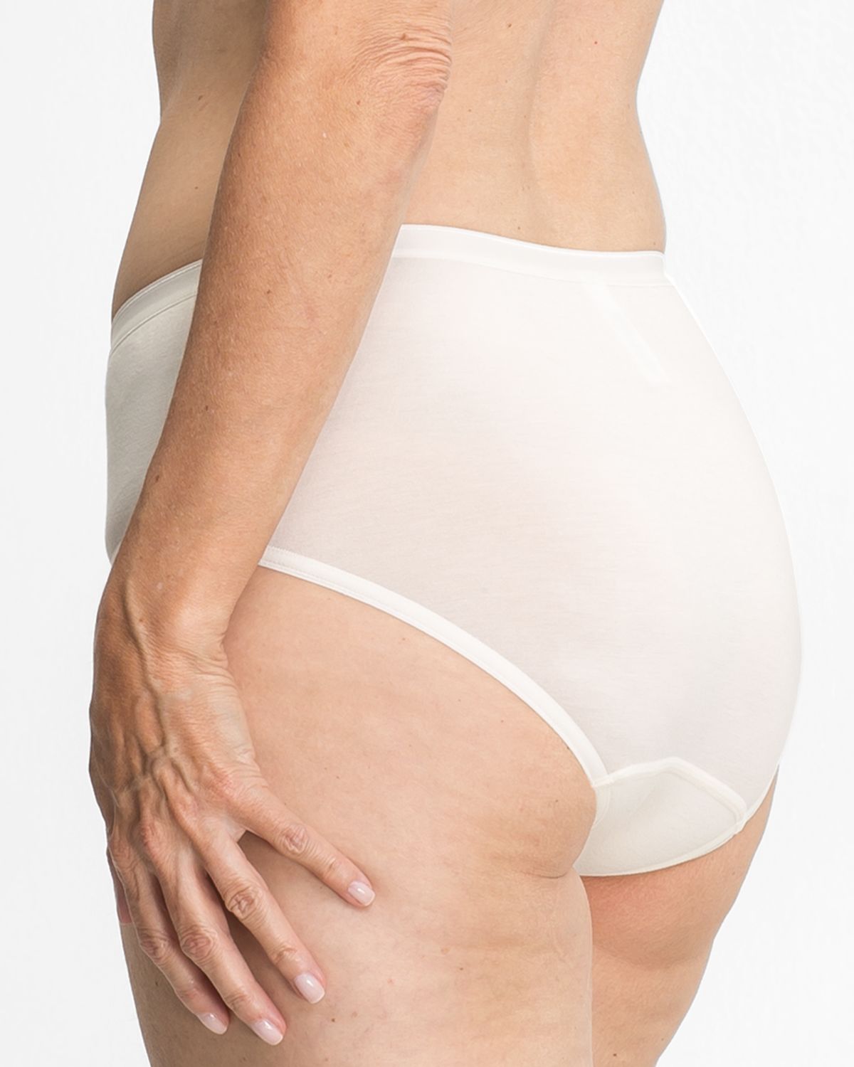 Model trägt Midislip in elfenbein aus der Serie Swenja, Ansicht von hinten.