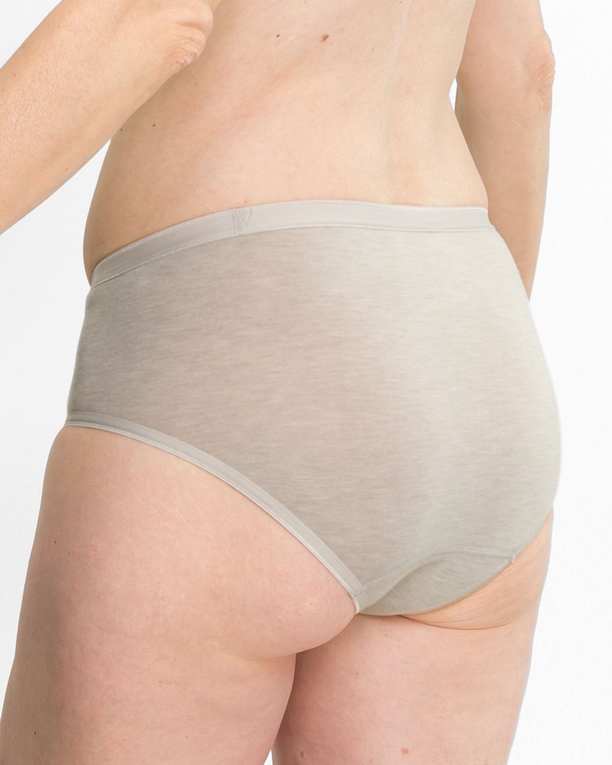 Model trägt Midislip in ginger mélé aus der Serie Swenja, Ansicht von hinten.