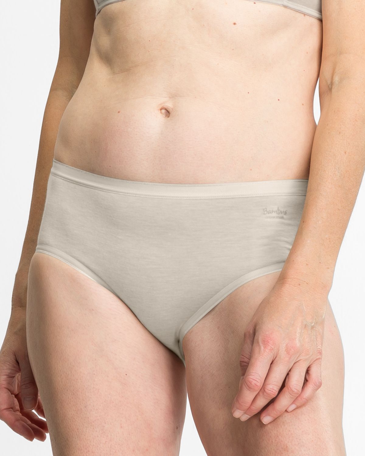 Model trägt Midislip in ginger mélé aus der Serie Swenja, Ansicht von vorne.