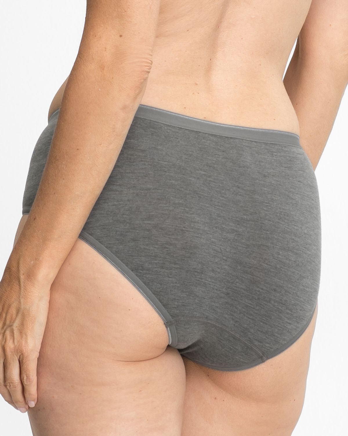 Model trägt Midislip in grau mélé aus der Serie Swenja, Ansicht von hinten.