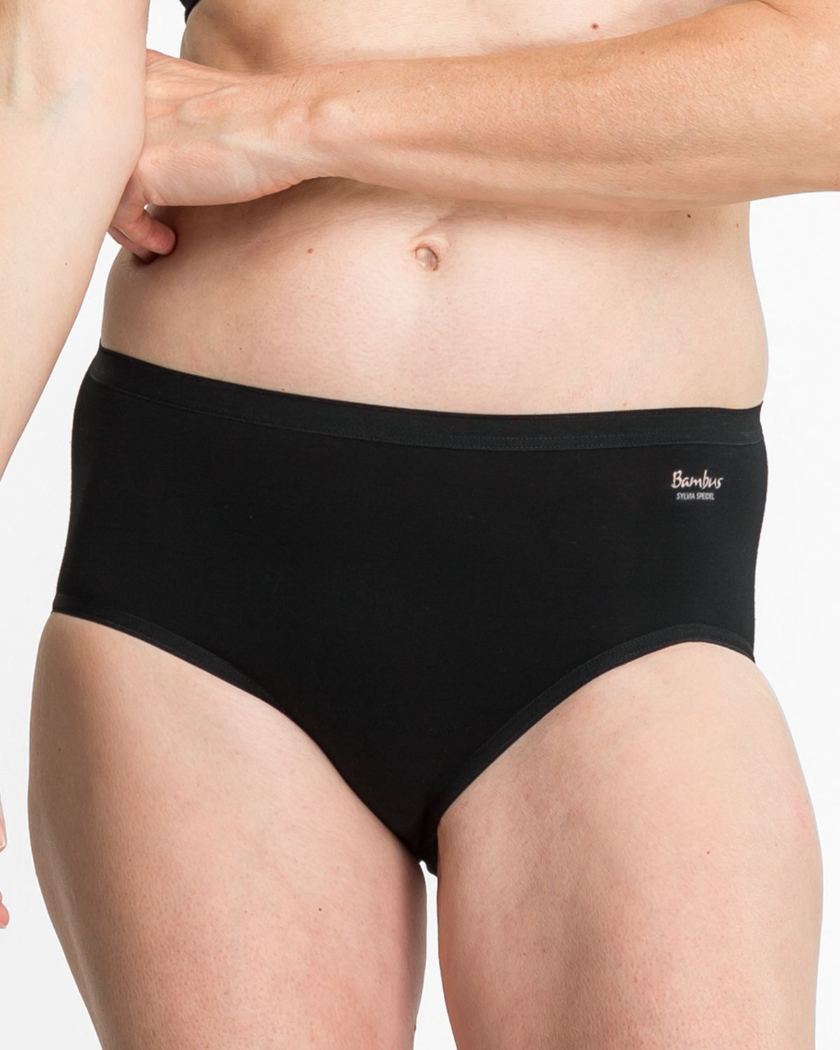 Model trägt Midislip in schwarz aus der Serie Swenja, Ansicht von vorne.