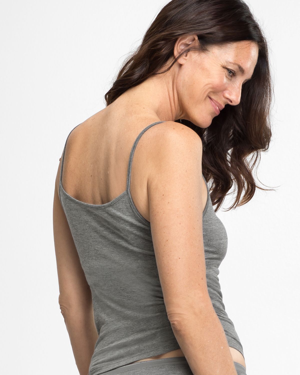 Model trägt Hemd in grau mélé aus der Serie Swenja, Ansicht von hinten.