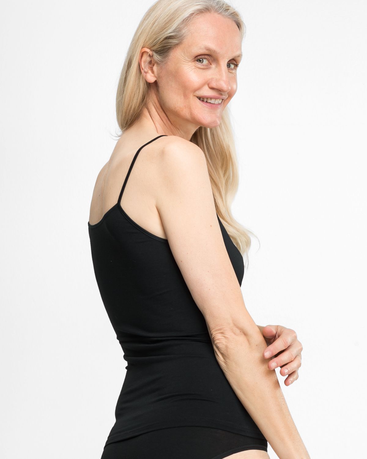 Model trägt Hemd in schwarz aus der Serie Swenja, Ansicht von hinten.