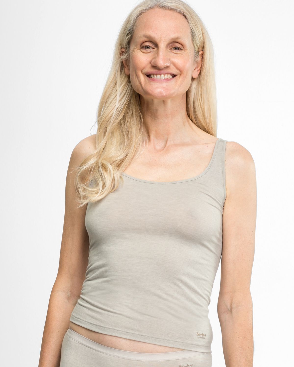 Model trägt Achselhemd in ginger mélé aus der Serie Swenja, Ansicht von vorne.