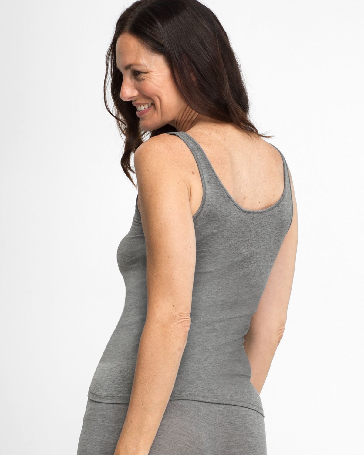 Model trägt Achselhemd in grau mélé aus der Serie Swenja, Ansicht von hinten.
