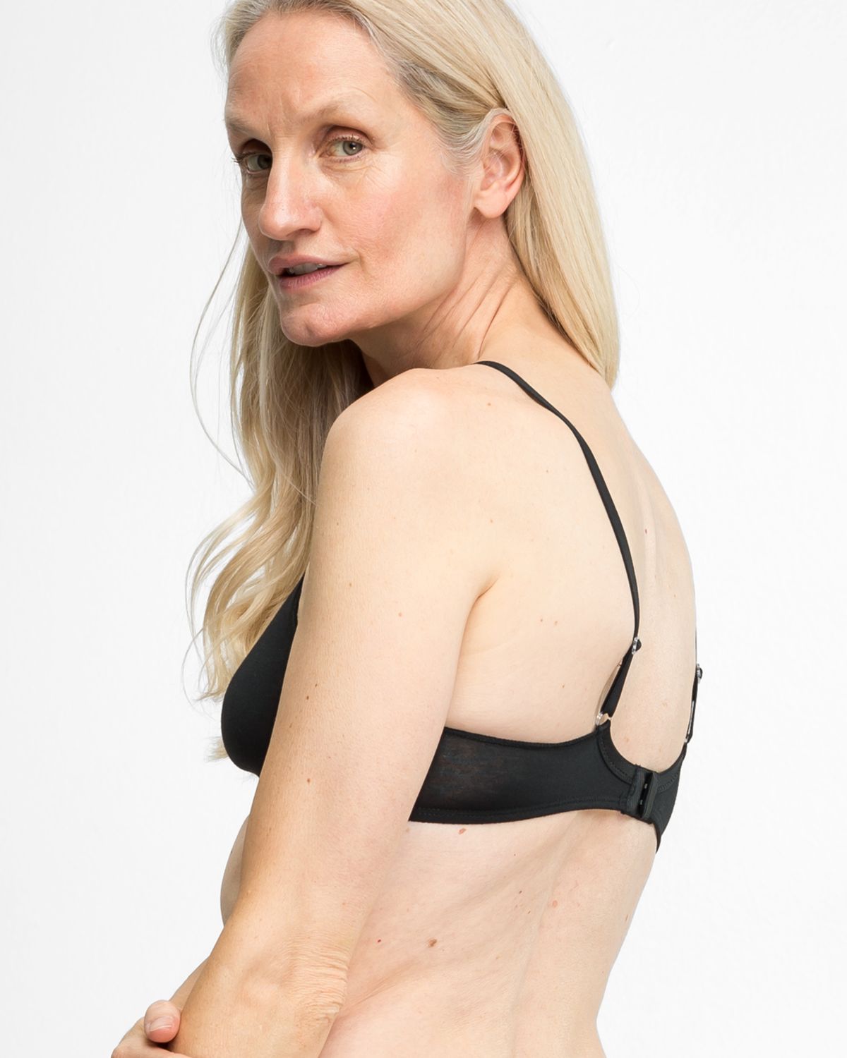 Model trägt Soft BH gemoldet in schwarz aus der Serie Sally, Ansicht von hinten.