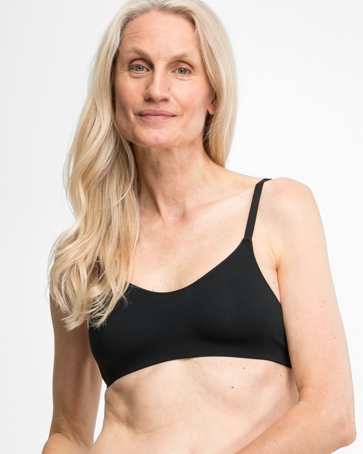 Model trägt Soft BH gemoldet in schwarz aus der Serie Sally, Ansicht von vorne.