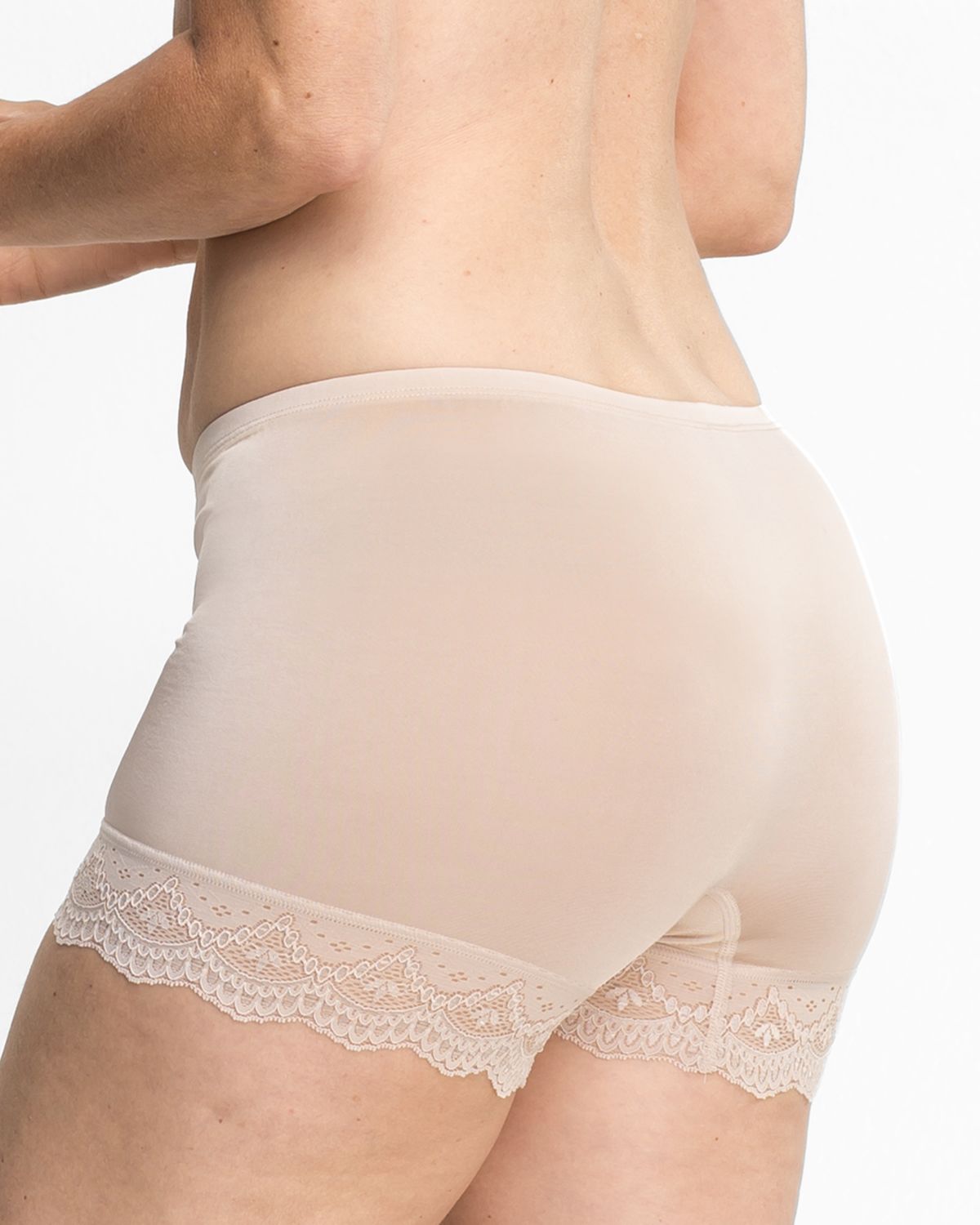 Model trägt Pant in honey aus der Serie Stella, Ansicht von hinten.