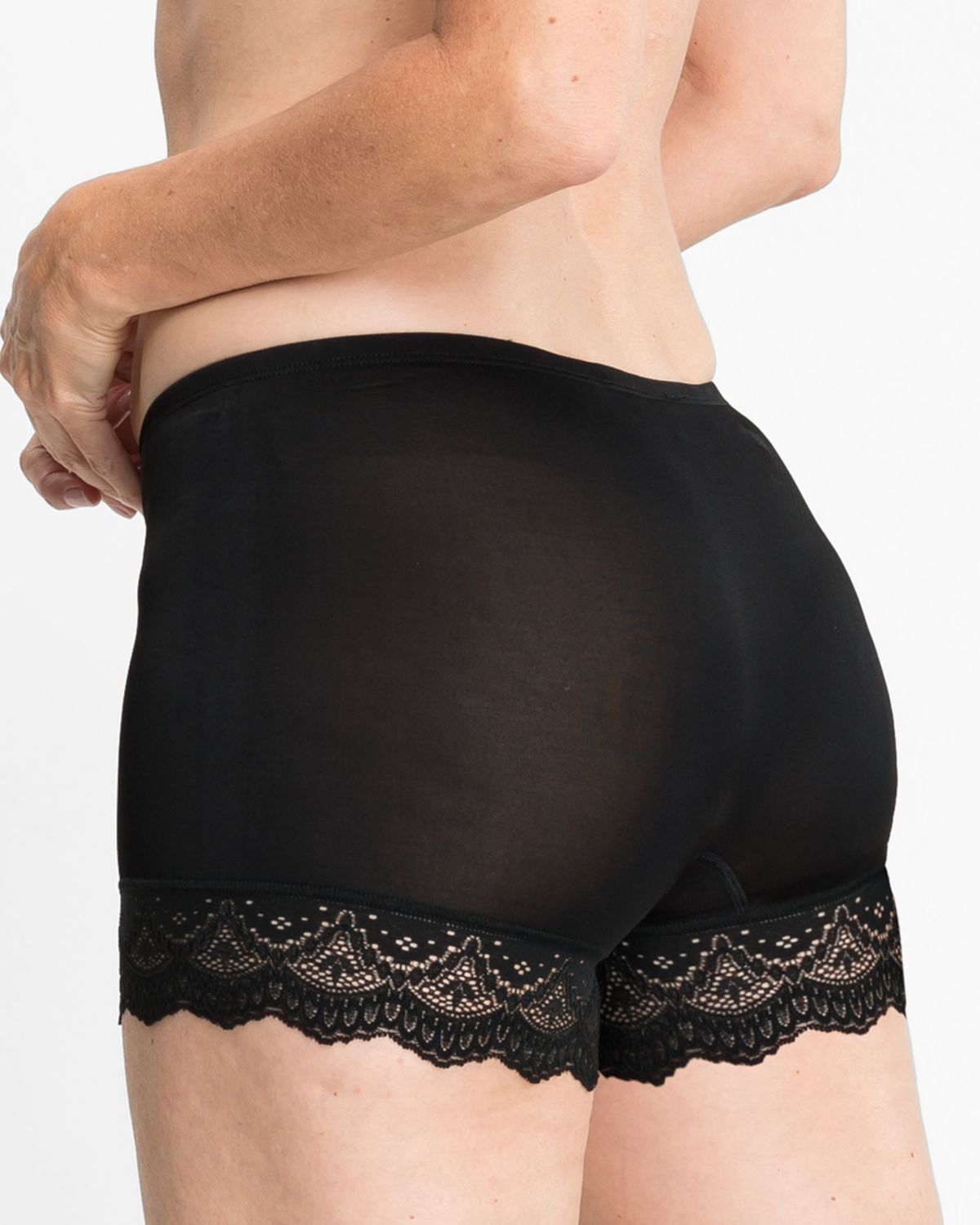 Model trägt Pant in schwarz aus der Serie Stella, Ansicht von hinten.