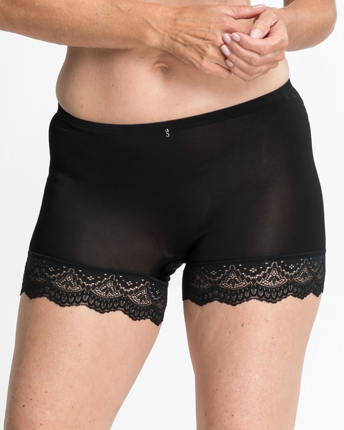 Model trägt Pant in schwarz aus der Serie Stella, Ansicht von vorne.