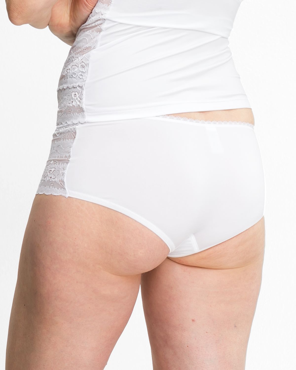 Model trägt Pant in weiß aus der Serie Silvana, Ansicht von hinten.