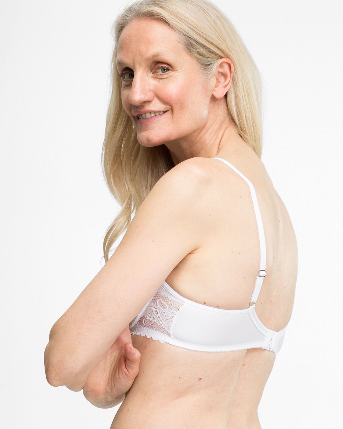 Model trägt Schalen BH mit Bügel in weiß aus der Serie Silvana, Ansicht von hinten.