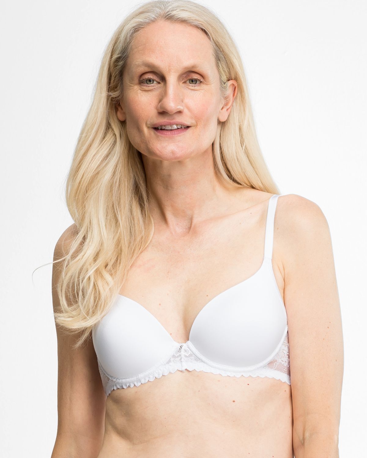 Model trägt Schalen BH mit Bügel in weiß aus der Serie Silvana, Ansicht von vorne.