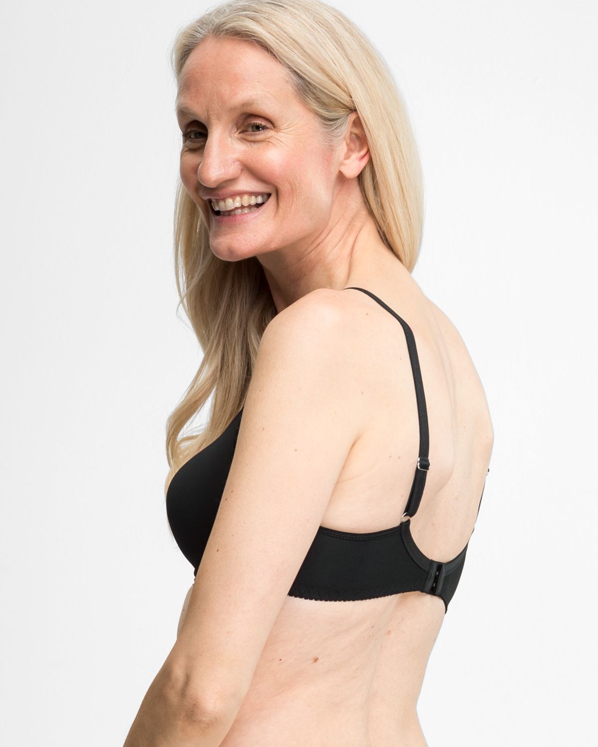 Model trägt Schalen BH mit Bügel in schwarz aus der Serie Silvana, Ansicht von hinten.