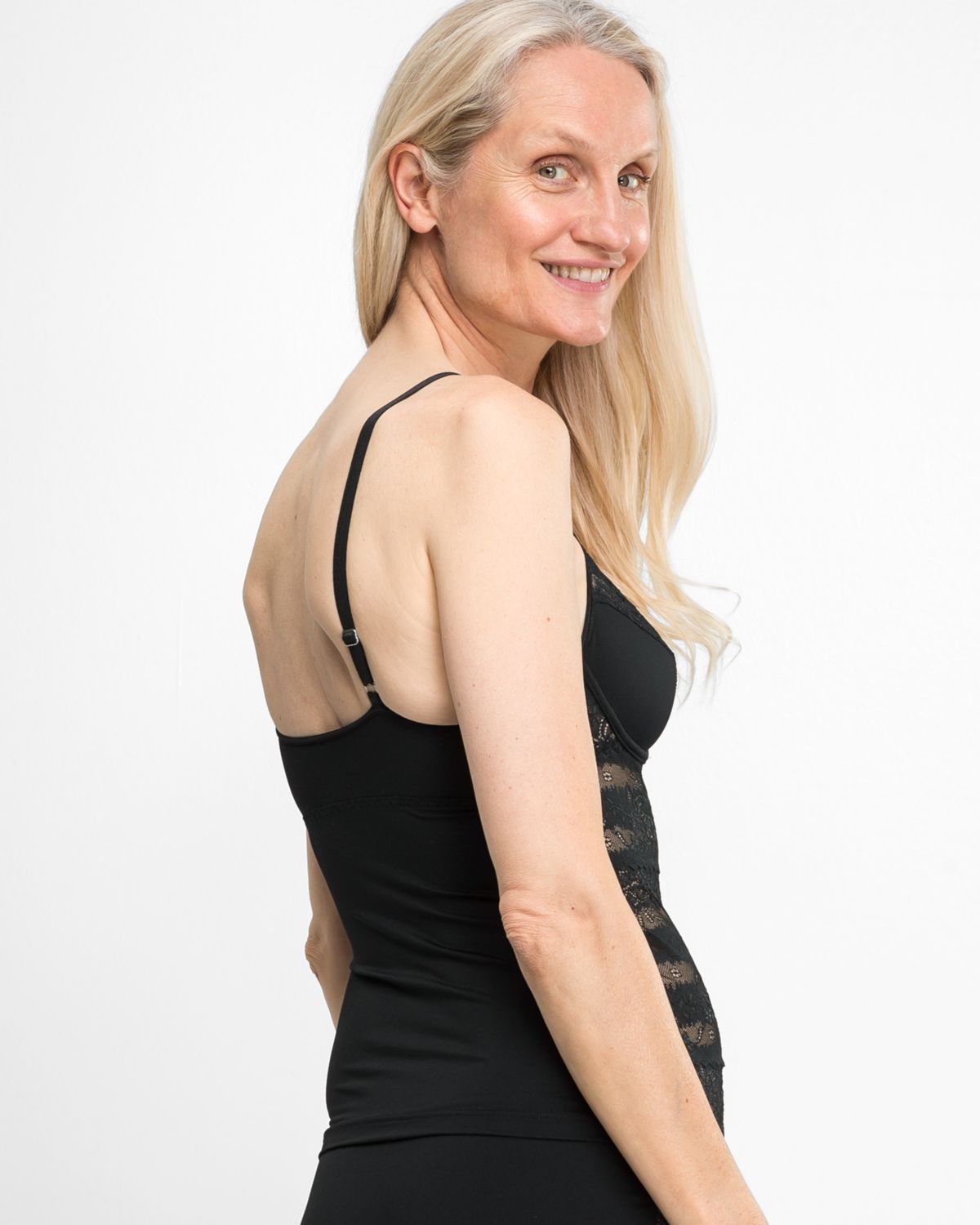 Model trägt Bügel BH Hemd in schwarz aus der Serie Silvana, Ansicht von hinten.