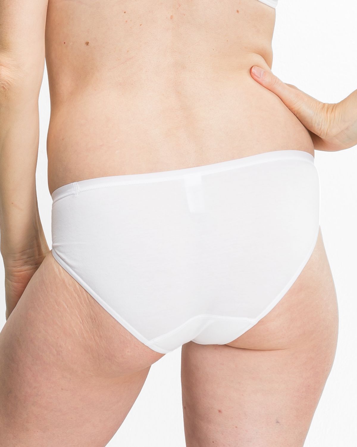 Model trägt Jazzpant in weiß aus der Serie Sally, Ansicht von hinten.