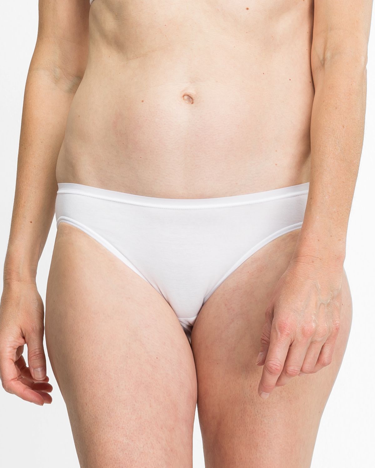 Model trägt Jazzpant in weiß aus der Serie Sally, Ansicht von vorne.