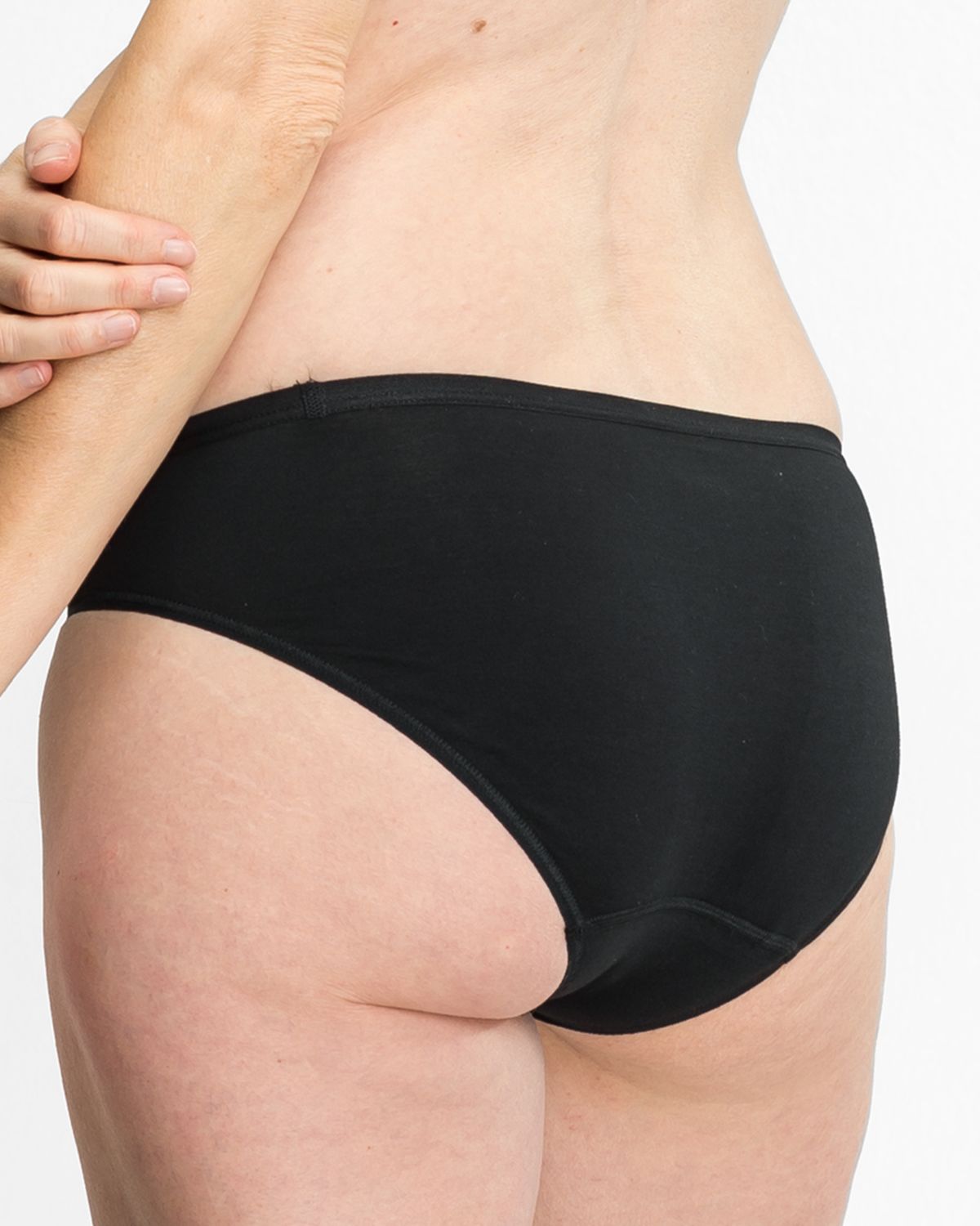 Model trägt Jazzpant in schwarz aus der Serie Sally, Ansicht von hinten.