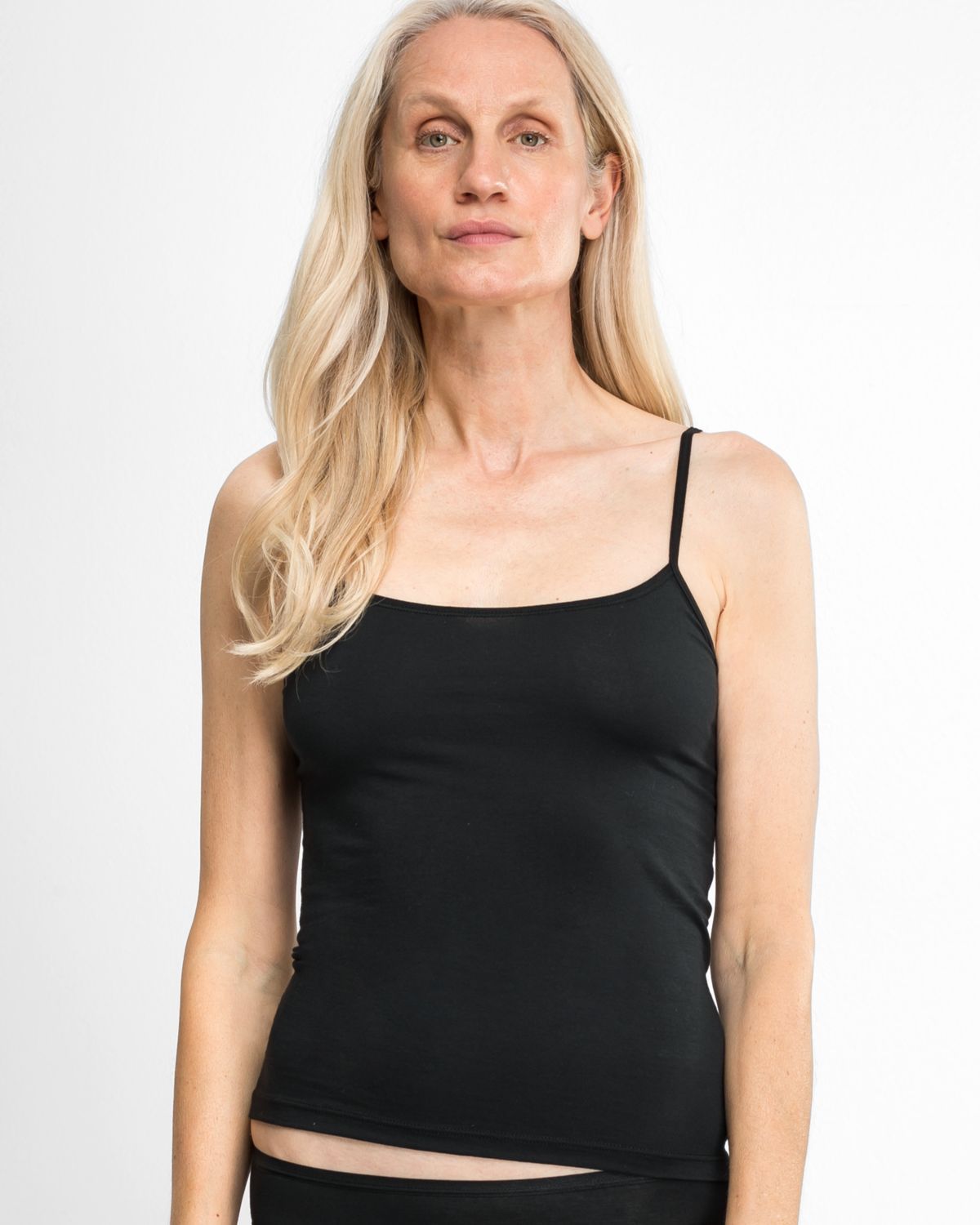 Model trägt Hemd in schwarz aus der Serie Sally, Ansicht von vorne.