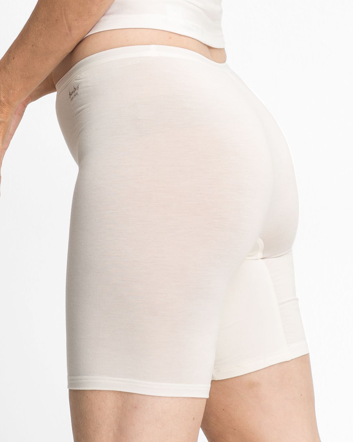 Model trägt Longpant in elfenbein aus der Serie Swenja, Ansicht von hinten.