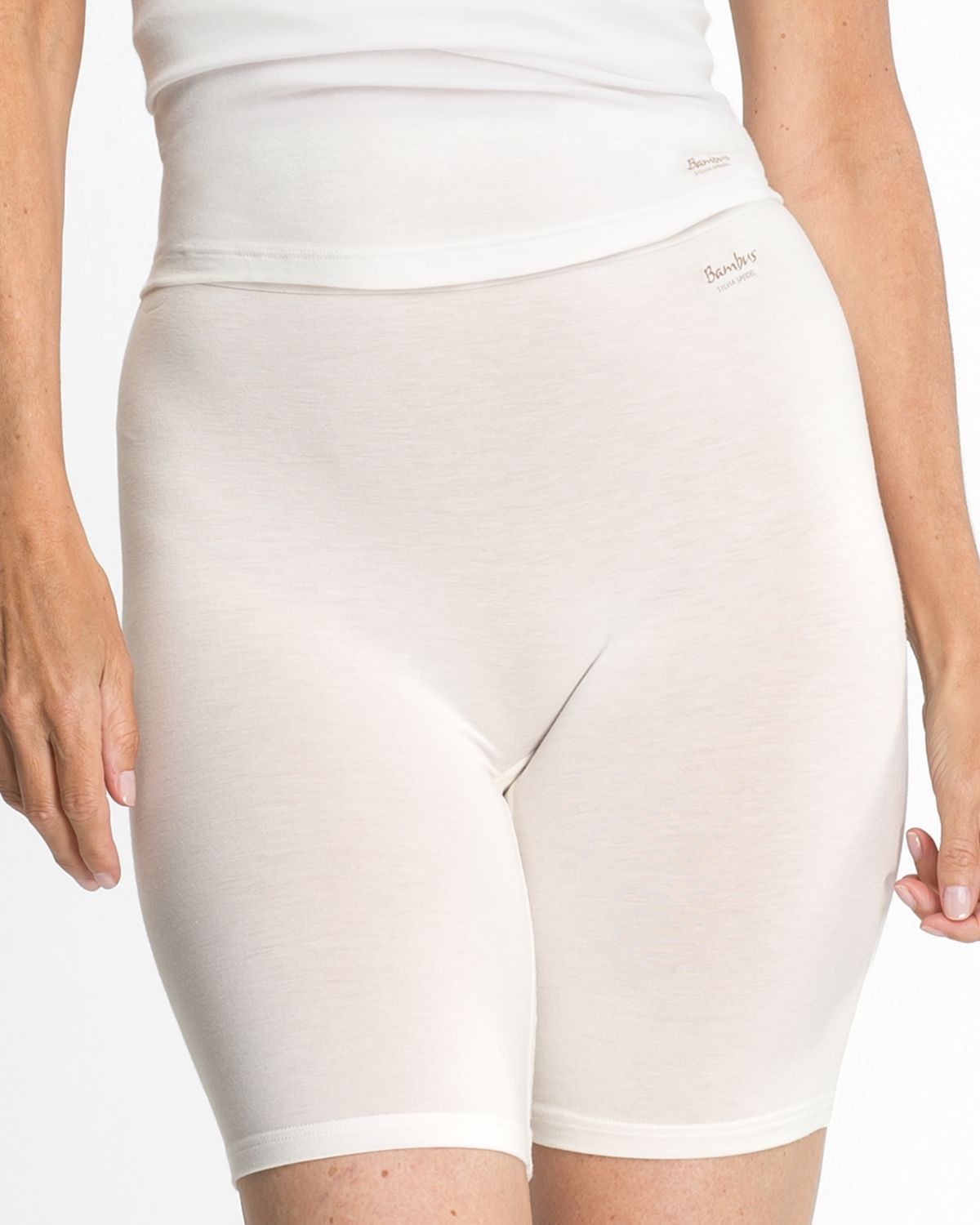 Model trägt Longpant in elfenbein aus der Serie Swenja, Ansicht von vorne.